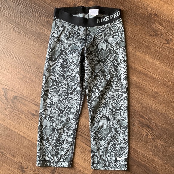 Nike Pro snakeskin print capri leggings size small - Picture 1 of 5